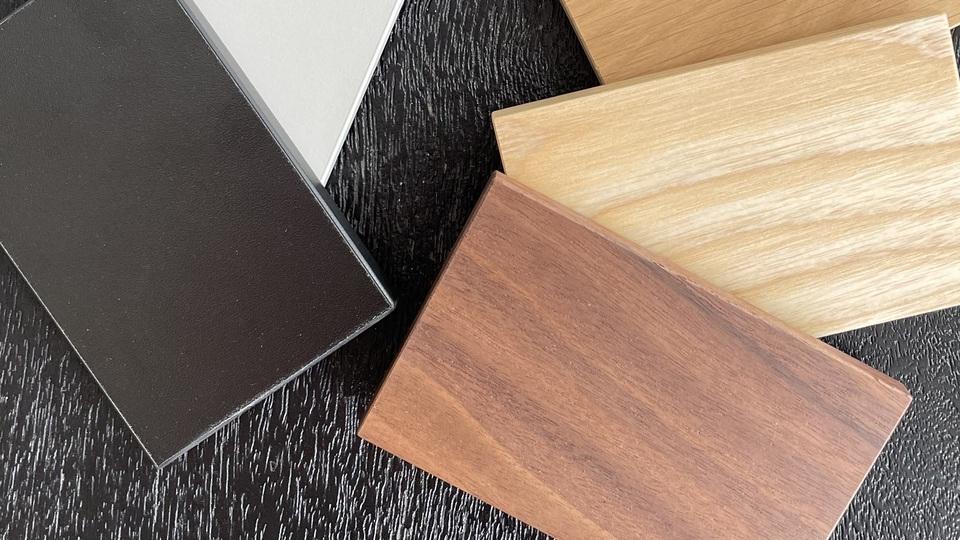 Farb- und Materialvarianten Sieben verschiedene Farb- und Holzvarianten als Muster