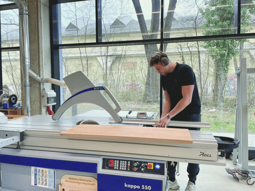 Schreiner an Werkbank bei Holzverarbeitung