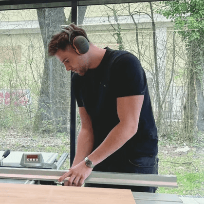 Schreiner an Werkbank Schreiner an Werkbank bei Holzverarbeitung