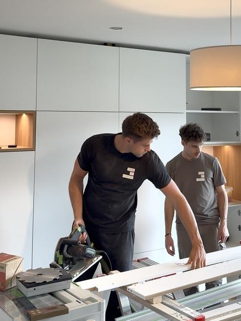 Schreiner, die Wandschrank bauen