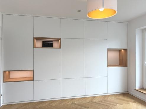 Weißer Wandschrank nach Maß mit Beleuchtung