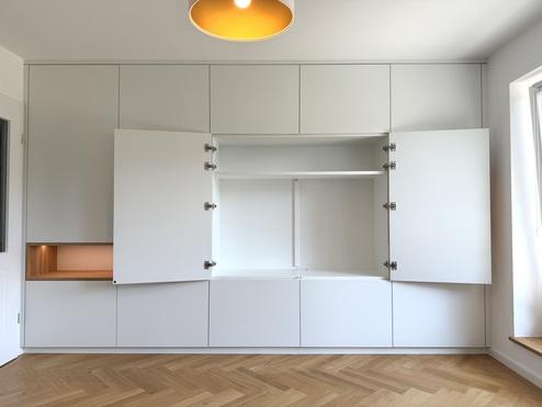 Wandschrank mit weißen Fronten geöffnet