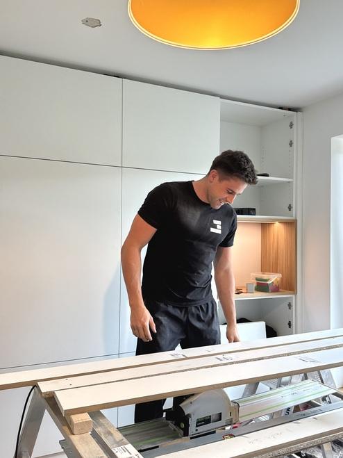 Schreiner, der im Schlafzimmer an neuem Möbel arbeitet