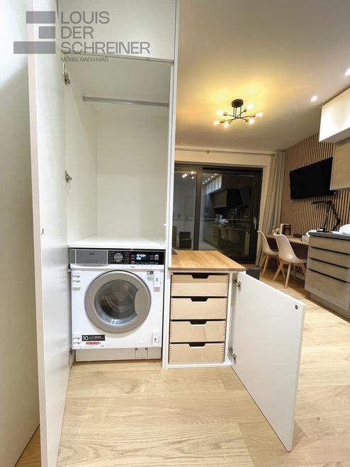 Ein maßgefertigter Schrank mit Stauraum für eine Waschmaschine und zusätzlichen Holzschubladen.