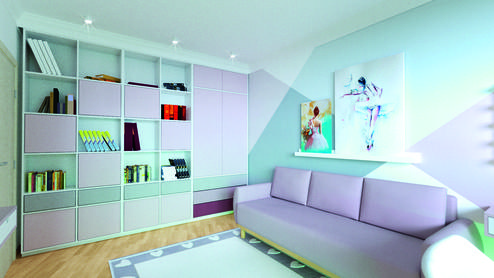 Heller Raum mit lila Sofa, Bücherregal und bunten Bildern an der Wand. Holzfußboden und Teppich mit herzförmigem Muster.