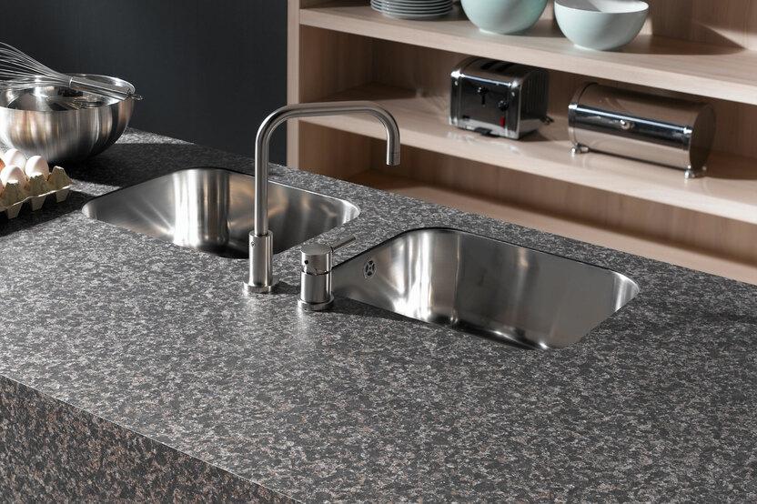 Detailaufnahme einer Arbeitsplatte in Steinoptik mit integriertem Doppelspülbecken