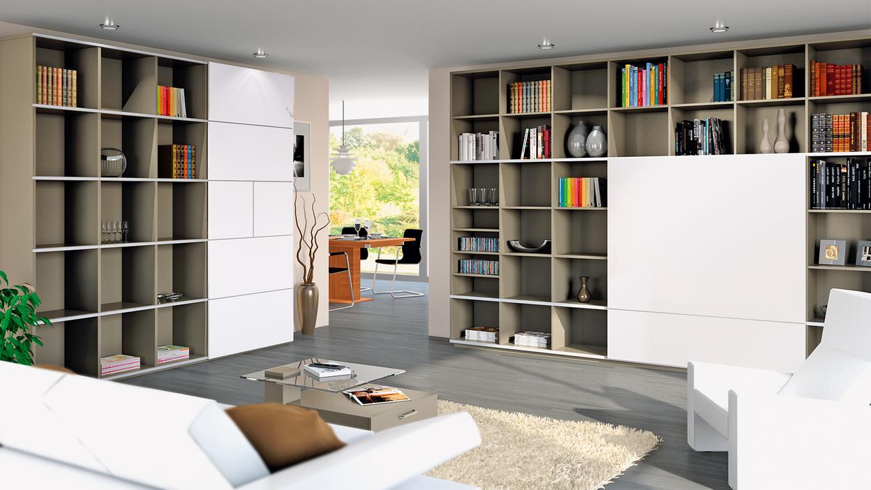 Wohnraumimpression mit Einbauregalen und weißen Schranktüren in Kombination mit weißem Sofa