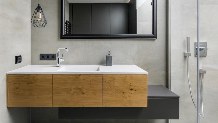 Frontansicht asymmetrischer Waschtisch mit Echtholz und Lackierung Frontansicht asymmetrischer Waschtisch mit Echtholz und Lackierung, rechteckiger Spiegel, Industriestil