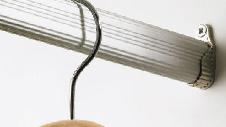 Detailaufnahme einer Garderobenstange Detailaufnahme eines Schrankzubehörs als Garderobenstange mit Kleiderbügel