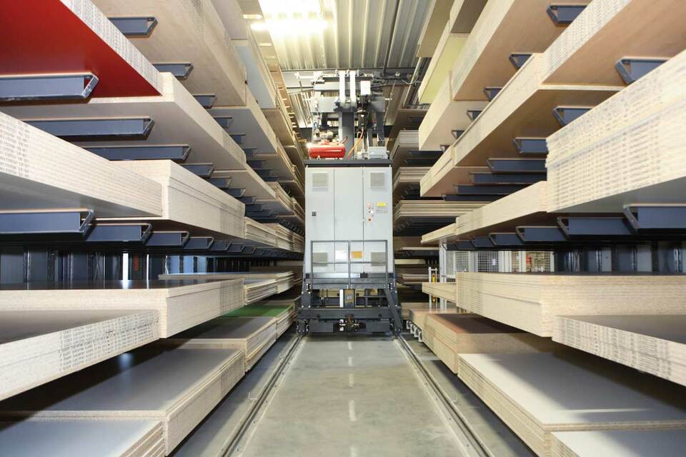 Fertigungshalle als Plattenlager Fertigungshalle als Plattenlager mit deckenhohen Regalen mit Holzplatten