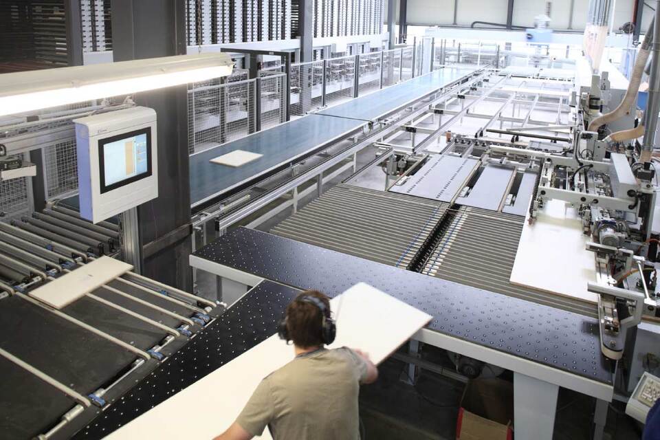 Fertigungshalle für Kantenhölzer Fertigungshalle für Kantenhölzer mithilfe automatischer Zuschnittmaschine