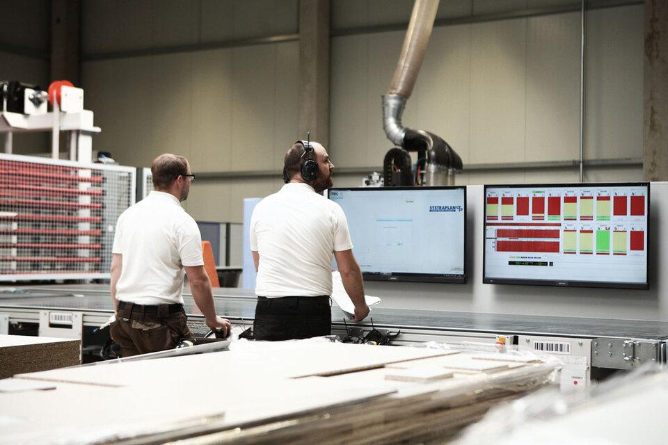 CNC Produktion durch Schreiner Detailaufnahme zweier Bildschirme für computergestützte Materialanfertigung durch zwei Personen