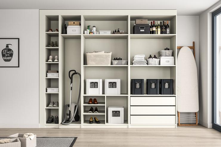 Ein maßgefertigter, offener Schrank in Cremeweiß bietet vielseitigen Stauraum mit Regalen, Schubladen und speziellen Fächern für Haushaltsgegenstände.